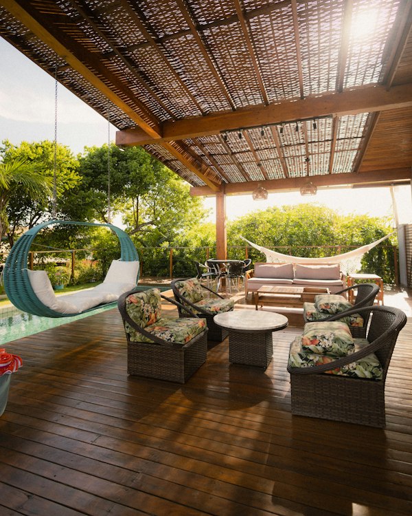 Terrasse sous pergola en bois, exemple de chantier d’artisan