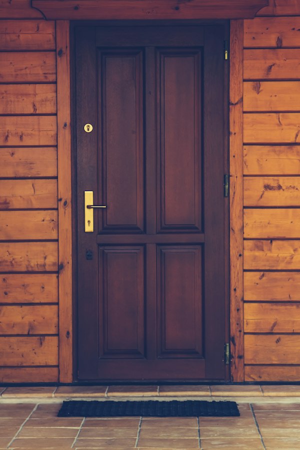 Porte d’entrée en bois à panneaux, exemple de réalisation d’artisan